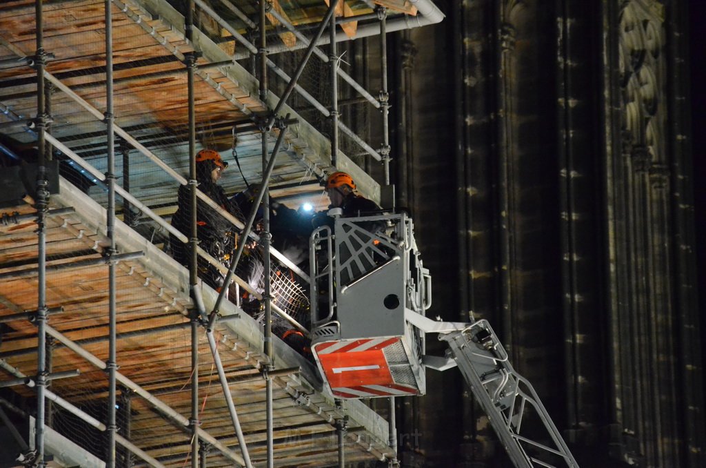 Einsatz BF Aktivisten auf Geruest vom Koelner Dom P305.JPG - Miklos Laubert